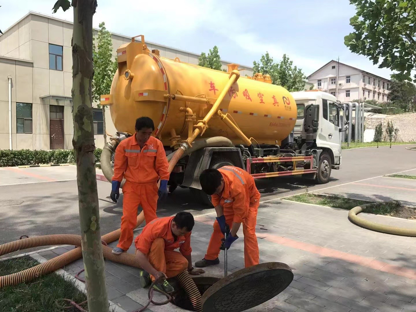 麒麟管道疏通车停在窨井附近