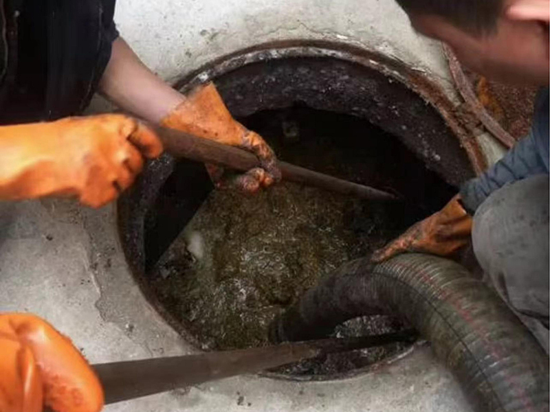 麒麟清理化粪池时如何避免沼气的危害？